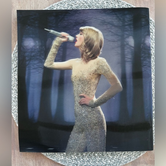 Taylor Swift 1989 tour book - Picture 2 of 3